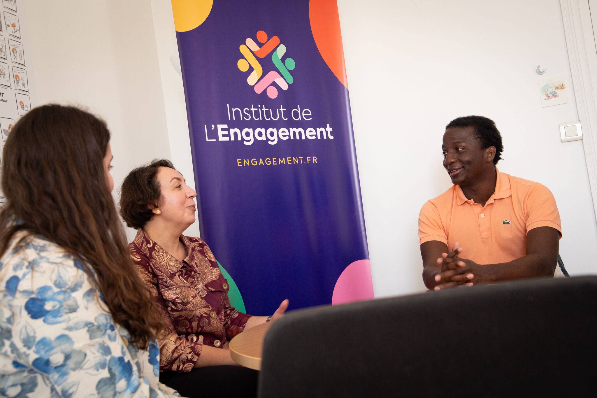 Nadia Bellaoui, présidente de l'Agence du Service Civique, en échange avec des lauréats de l'Institut de l'Engagement.