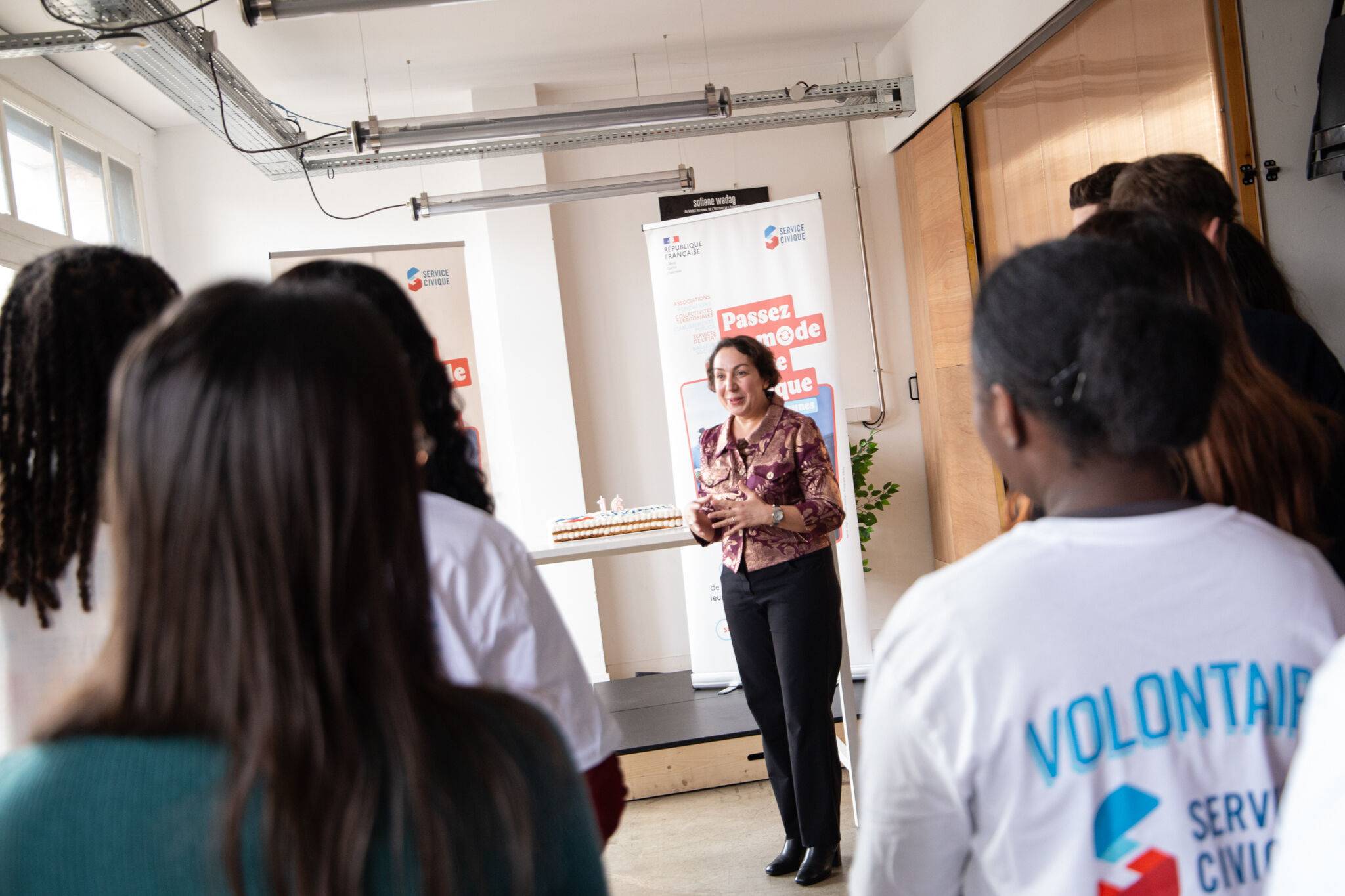 Nadia Bellaoui, présidente de l'Agence du Service Civique, en échange avec des volontaires pour les 16 ans du Service Civique.