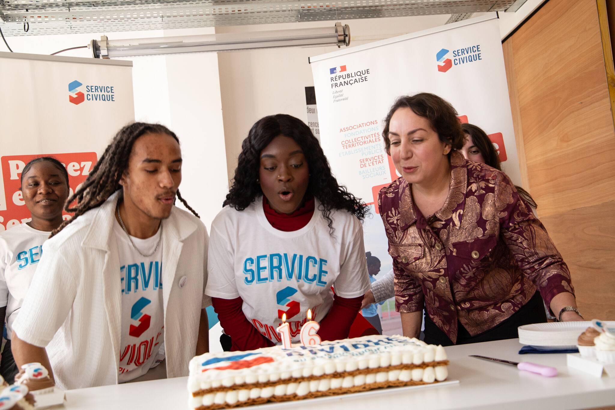 Nadia Bellaoui, présidente de l'Agence du Service Civique, et des volontaires en Service Civique.