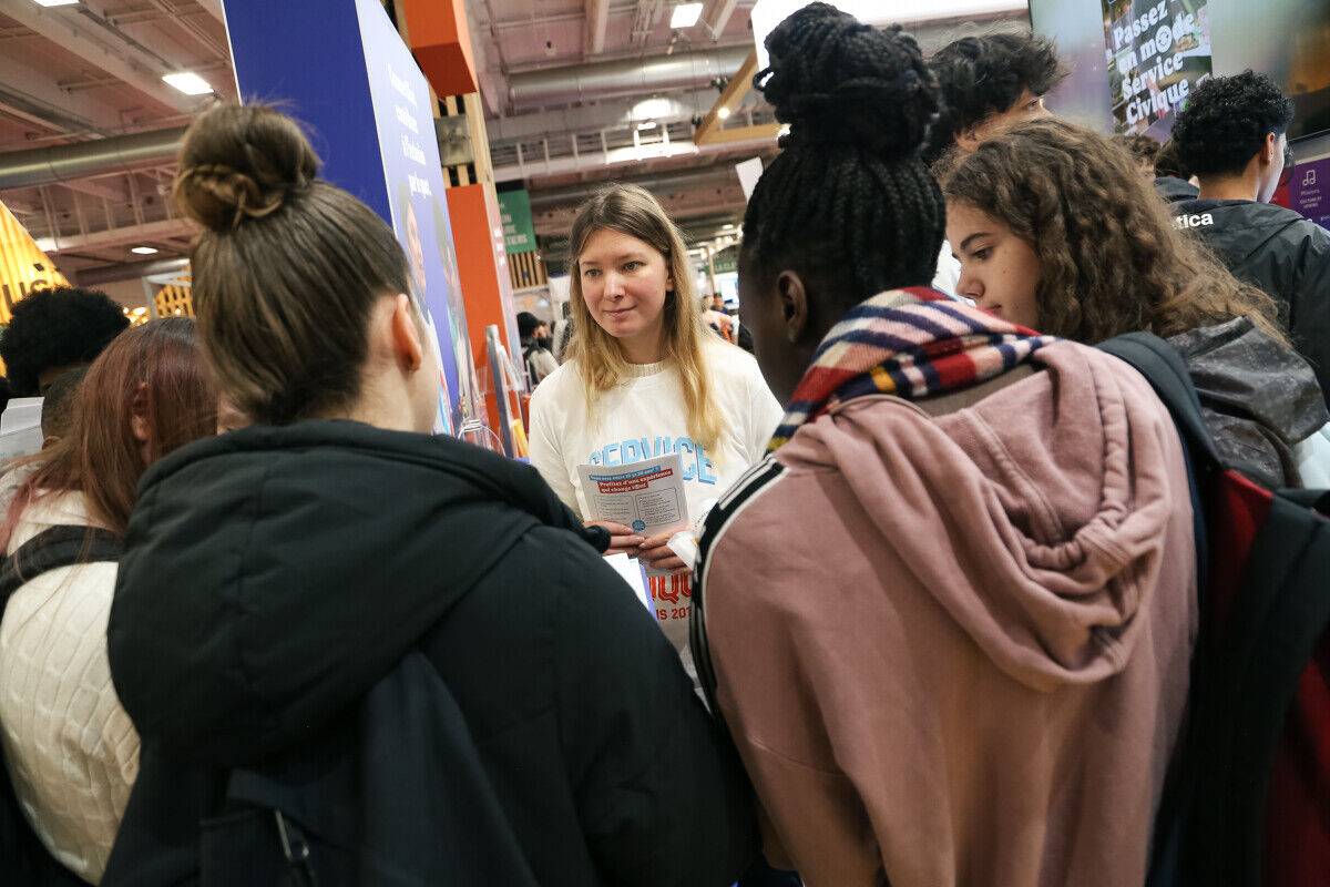 Une volontaire en Service Civique échange avec des collégiennes