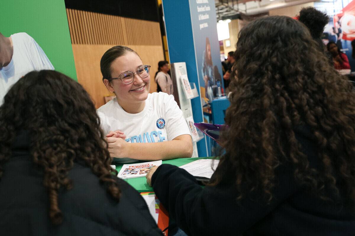 Une volontaire en Service Civique donne des conseils à des jeunes