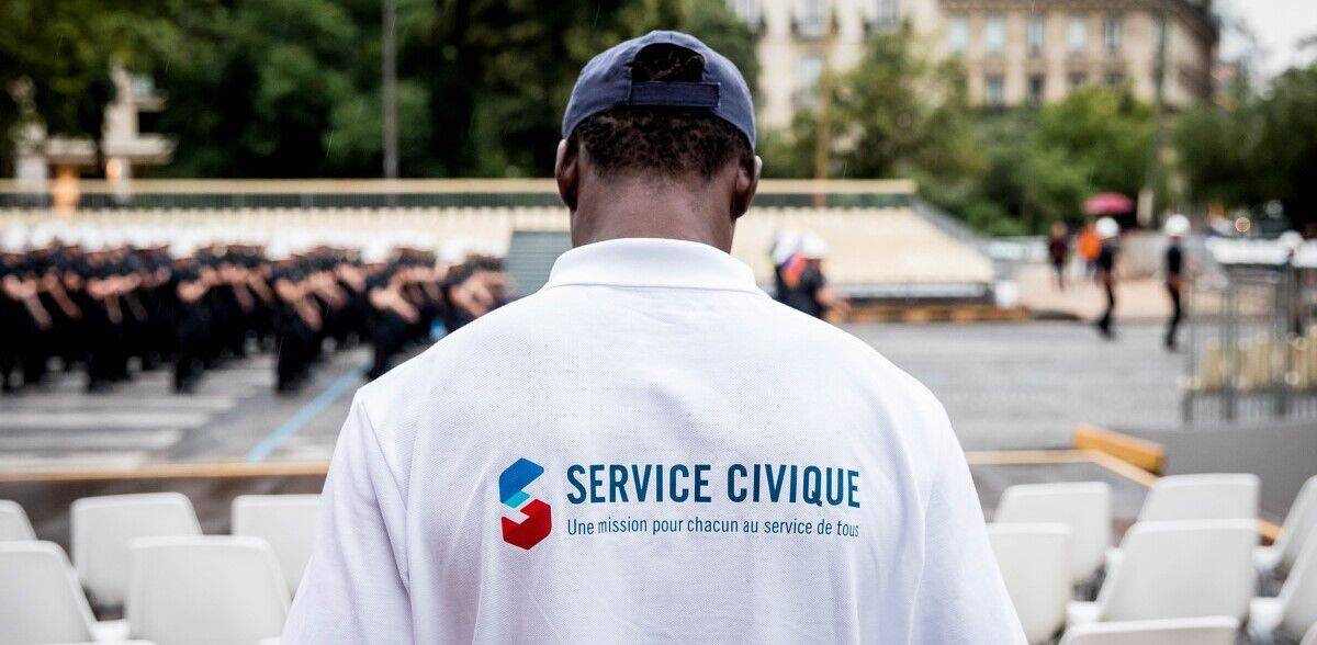 Volontaire en Service Civique de dos