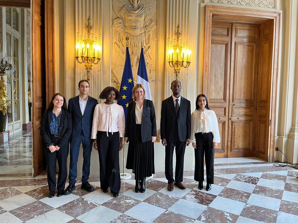 Yaël Braun-Pivet, présidente de l'Assemblée nationale, avec des volontaires en Service Civique.