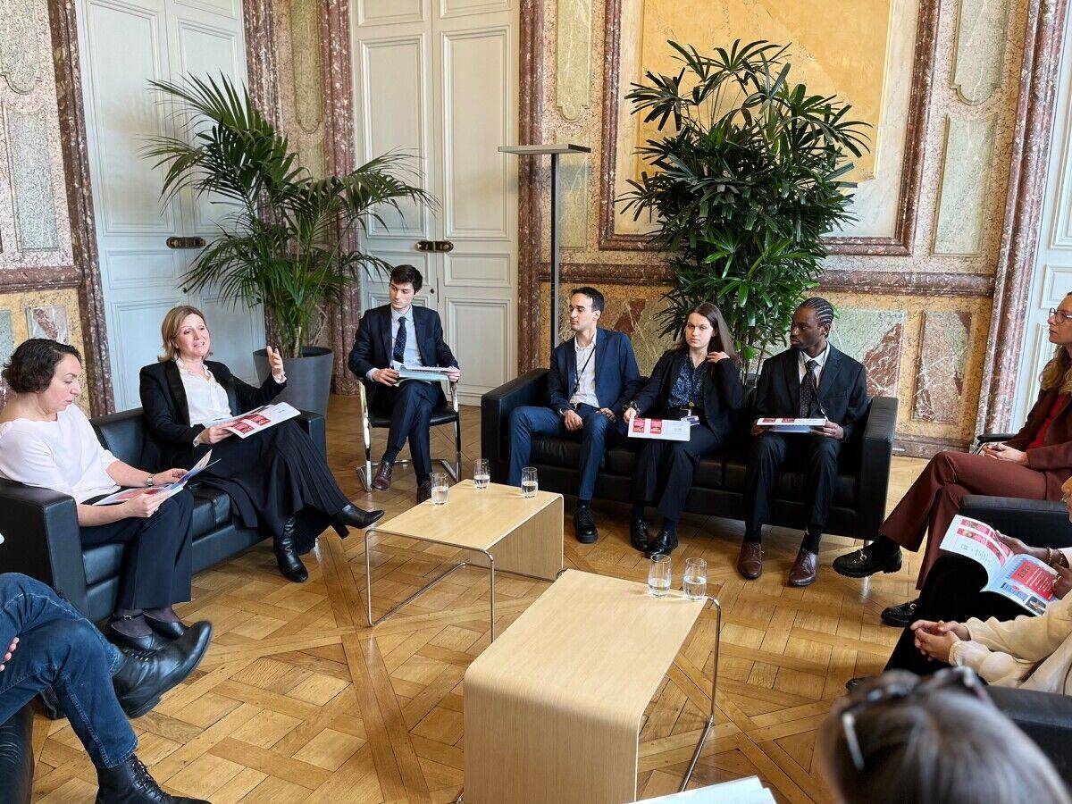 Yaël Braun-Pivet, présidente de l'Assemblée nationale, ET Nadia Bellaoui, présidente de l'Agence du Service Civique, en discussion avec des volontaires en Service Civique.