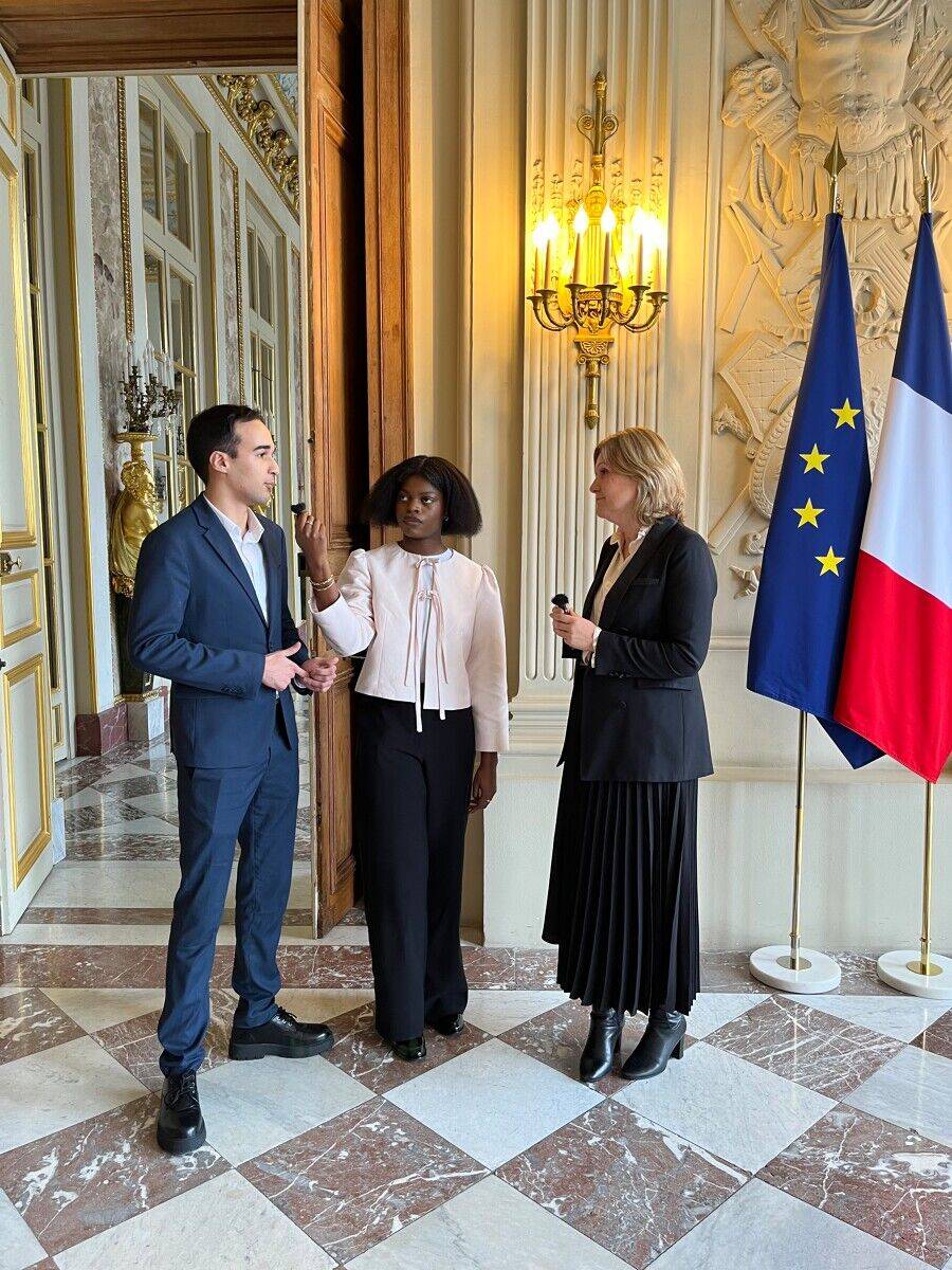 Yaël Braun-Pivet, présidente de l'Assemblée nationale, en discussion avec des volontaires en Service Civique.