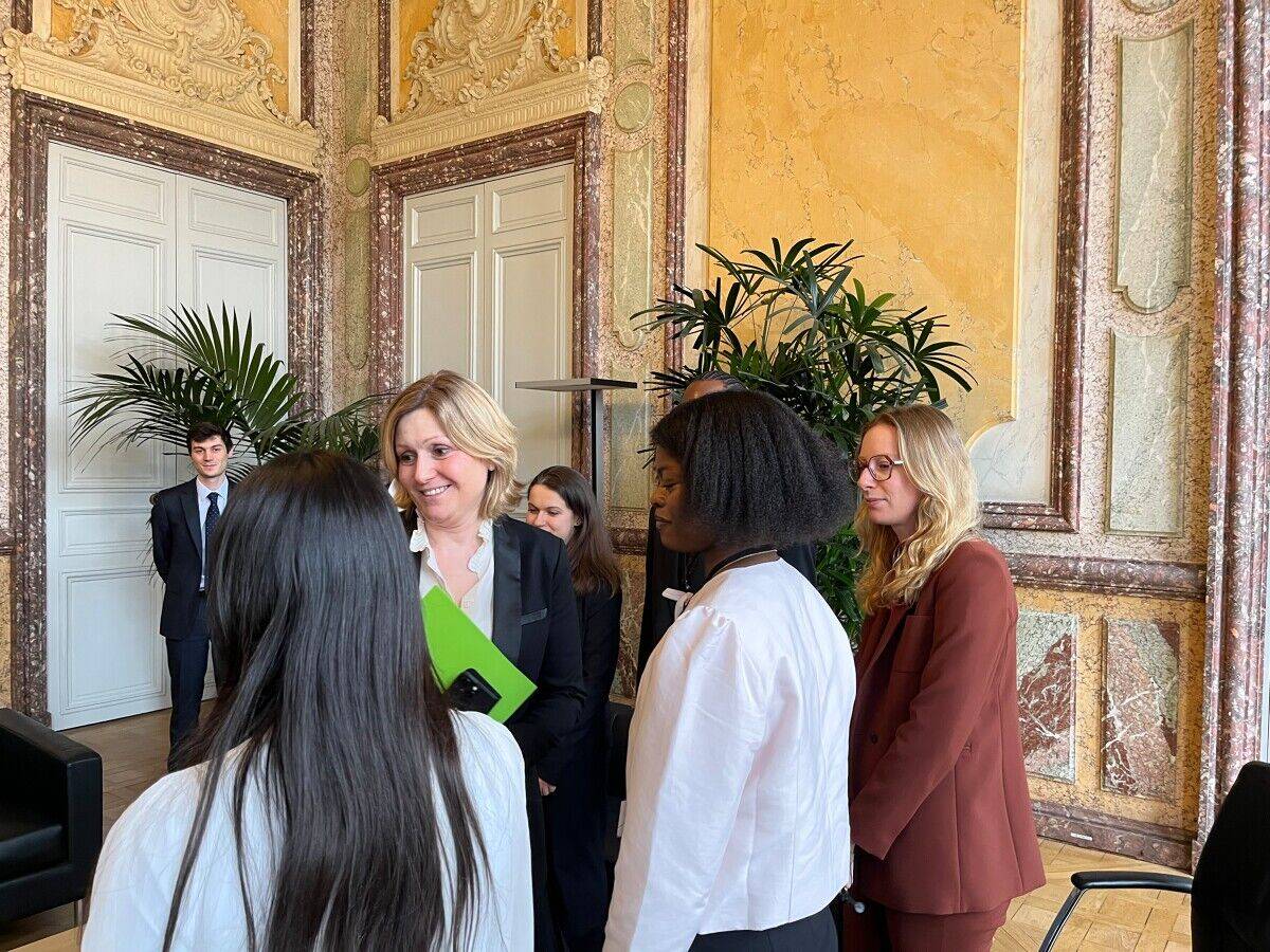 Yaël Braun-Pivet, présidente de l'Assemblée nationale, en discussion avec des volontaires en Service Civique.