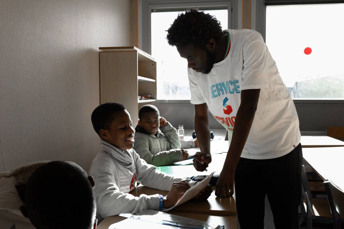 Volontaire en Service Civique faisant du soutien scolaire