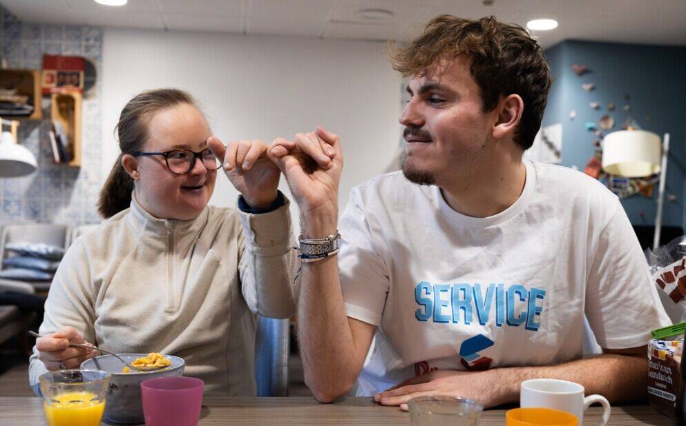 Un volontaire en Service Civique et une bénéficiaire en situation de handicap