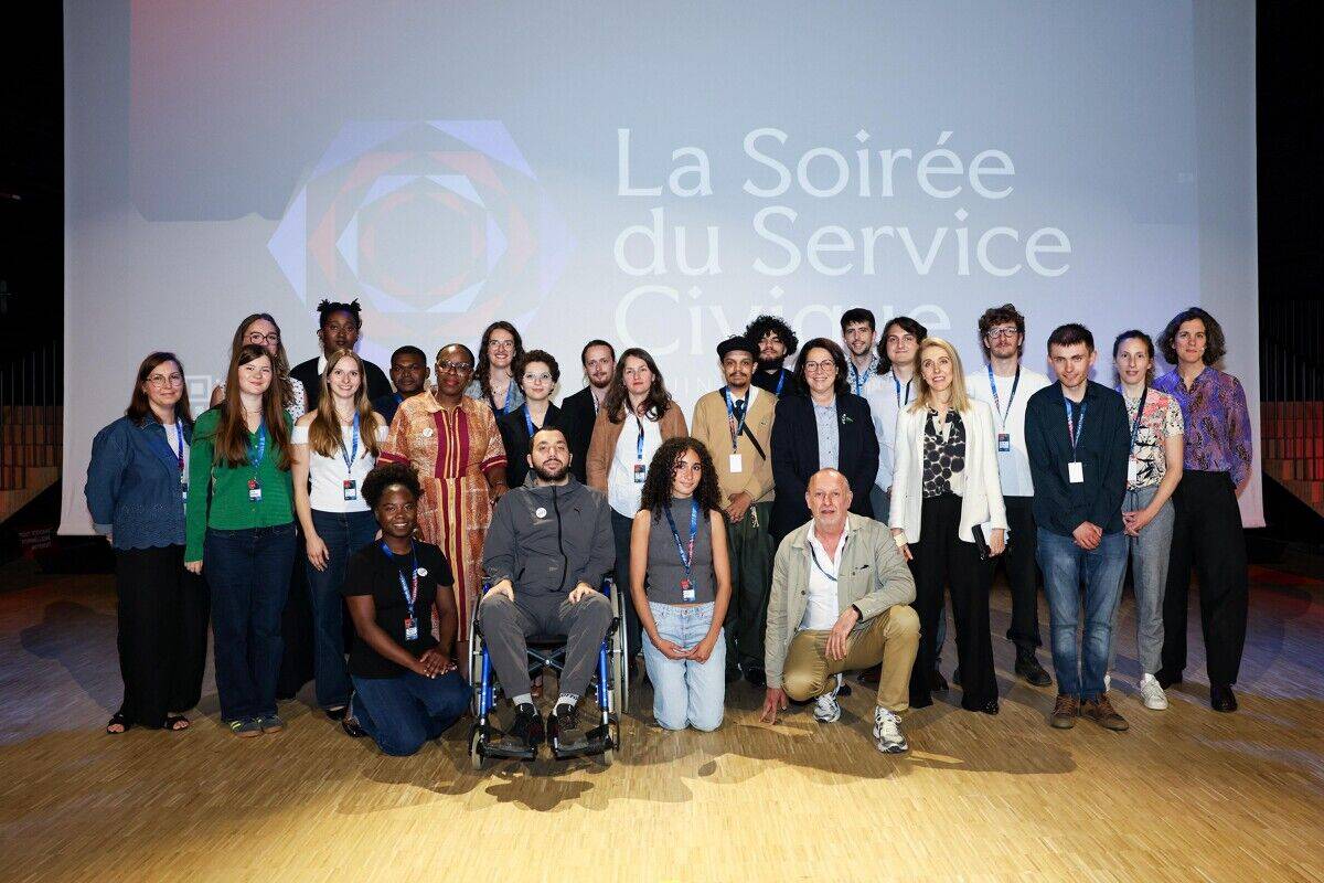 Soirée du Service Civique photo de groupe avec la ministre Marina Ferrari