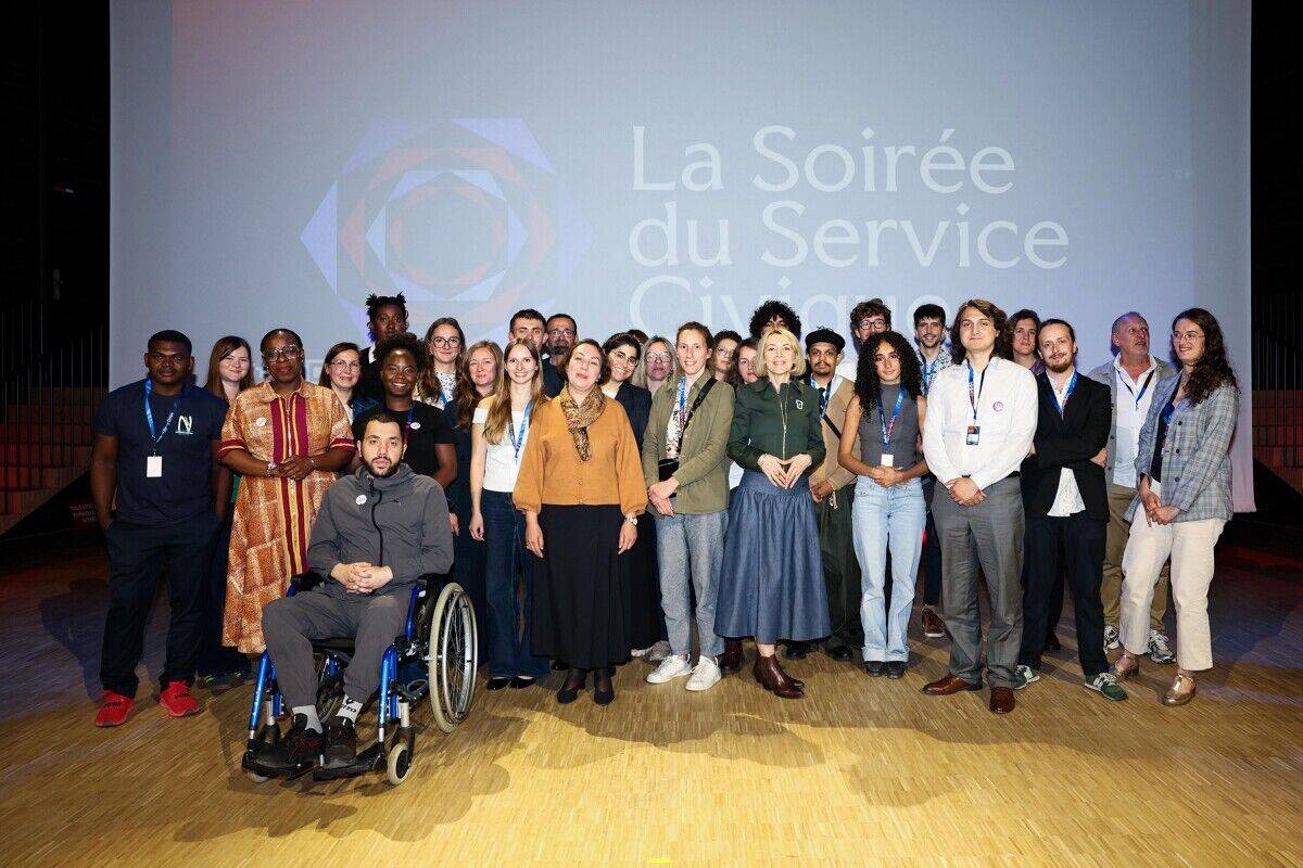 Soirée du Service Civique photo de groupe avec Nadia Bellaoui