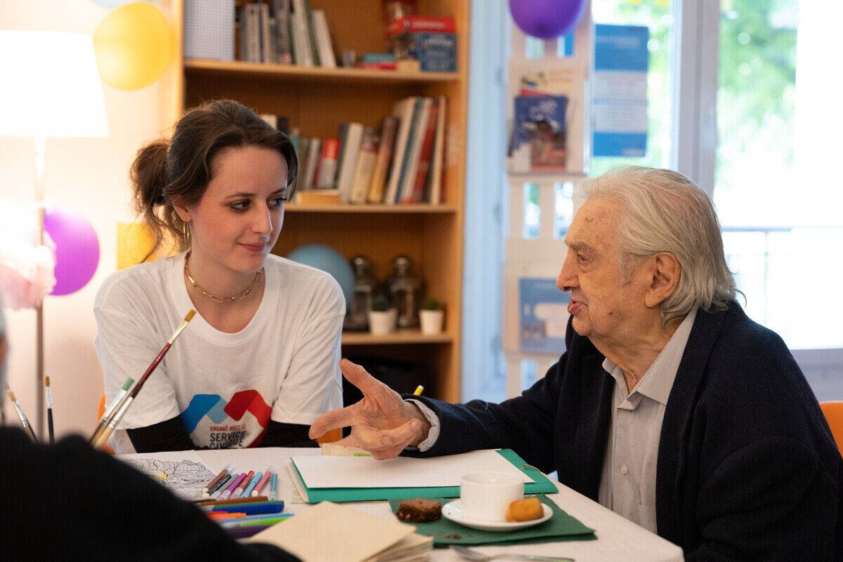 Volontaire en Service Civique avec une personne âgée