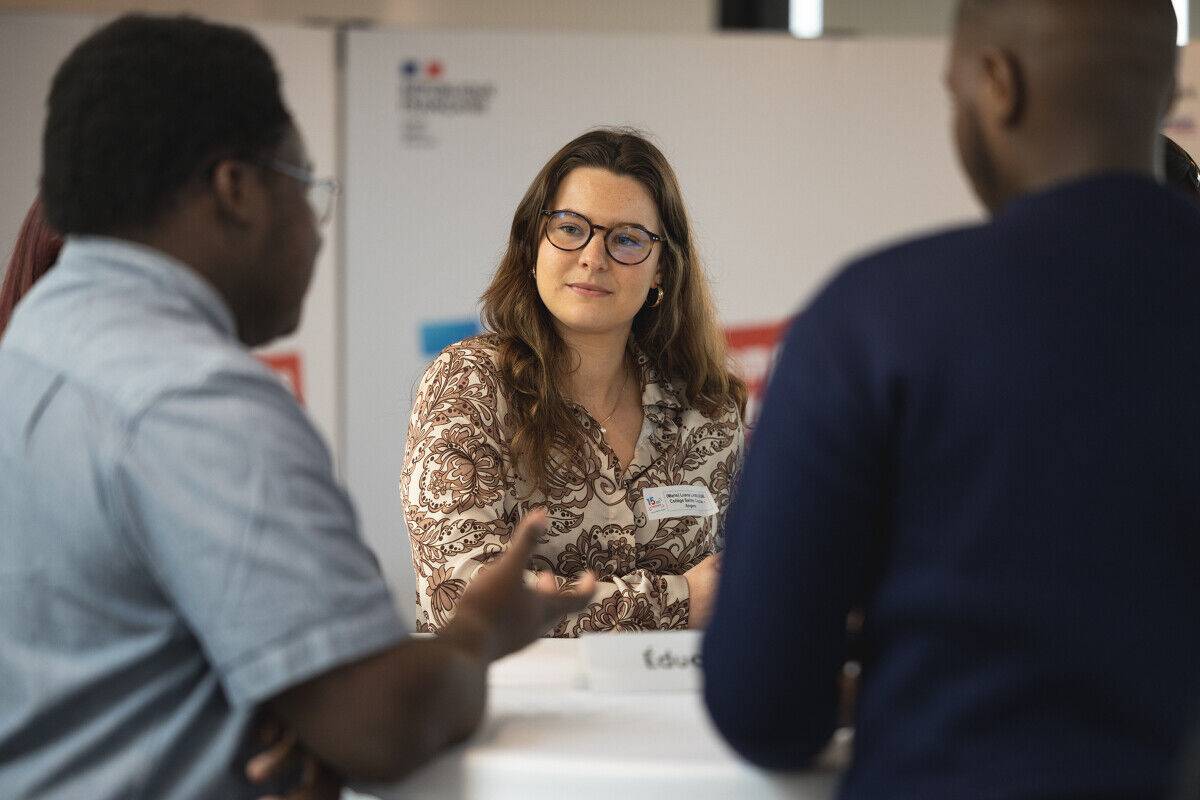 Femme qui discute avec plusieurs personnes