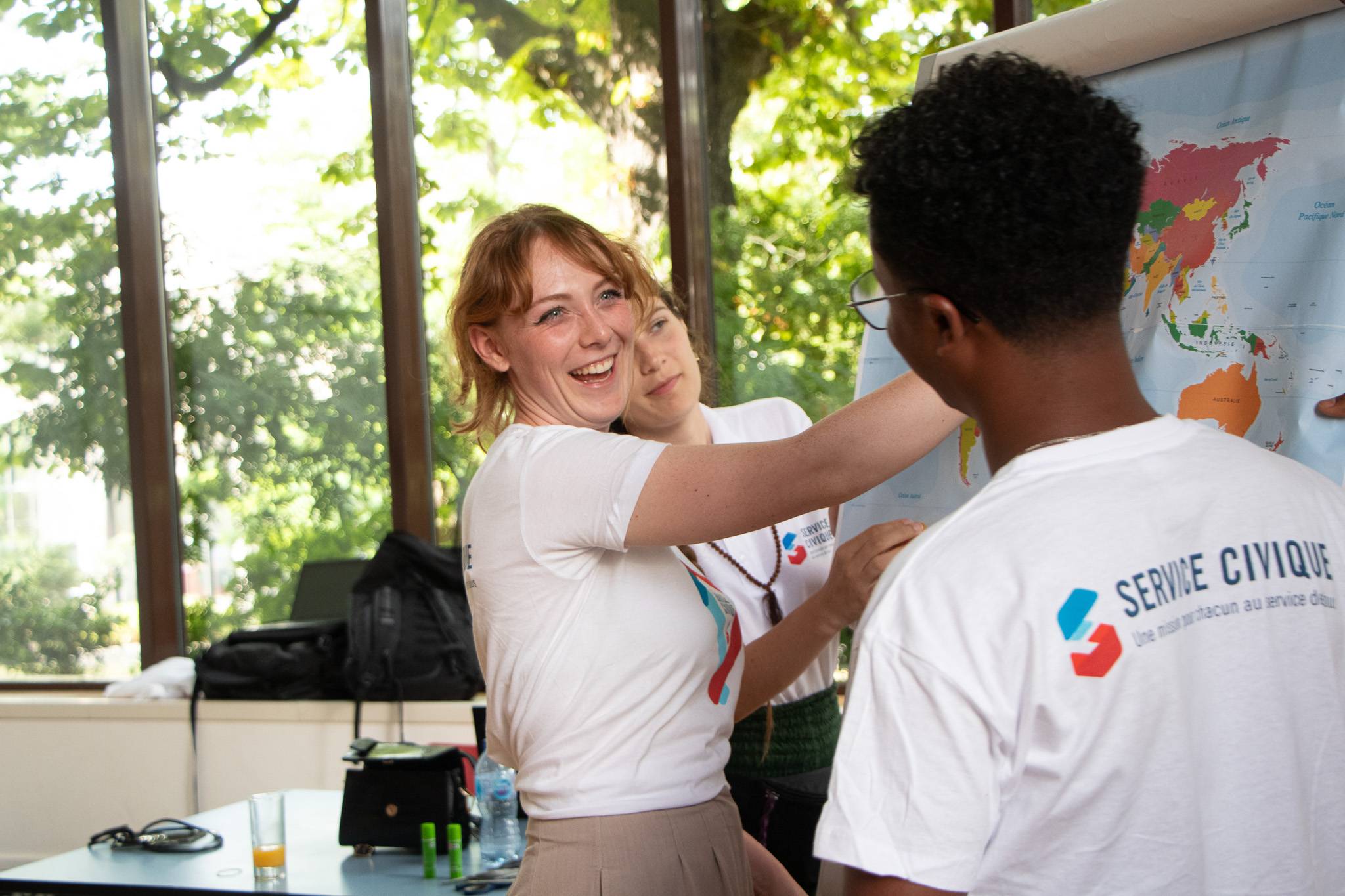 Des volontaires en Service Civique travaillant sur une map.