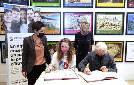 SC 10 ans - Yann Arthus Bertrand, Clara Paul signent le 500 000e mission de service civique